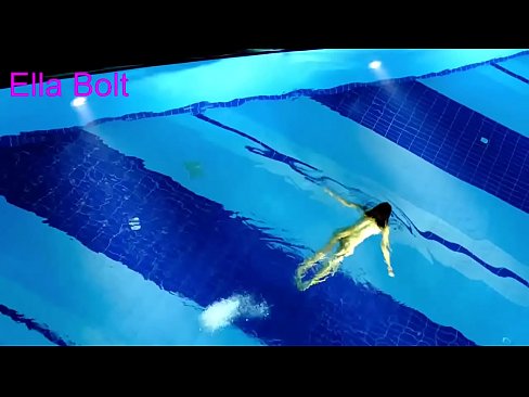 ❤️ Ik kin net ophâlde te sjen, jonge blonde fongen neaken swimmen yn ELLA BOLT resort pool ❤️ Moaie porno by wy