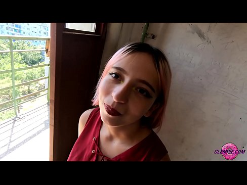 ❤️ Studint Sensual sûget in frjemdling yn 'e bûtenwrâld - Cum op syn gesicht ❤️ Moaie porno by wy